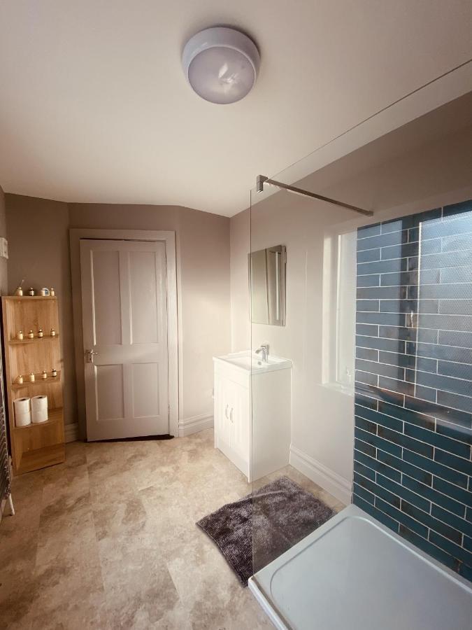 3 Bedroom Luxury Apartment Main Street كاشيل المظهر الخارجي الصورة