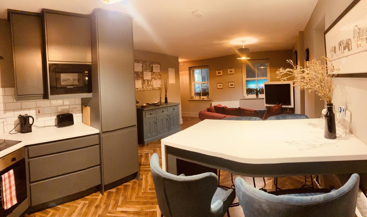 3 Bedroom Luxury Apartment Main Street كاشيل المظهر الخارجي الصورة