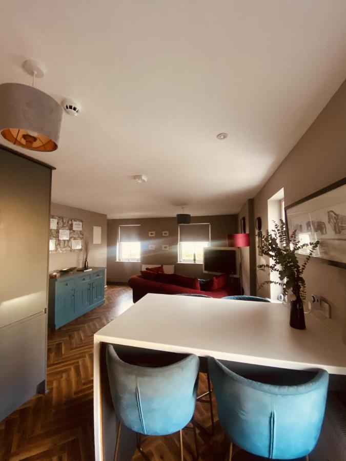 3 Bedroom Luxury Apartment Main Street كاشيل المظهر الخارجي الصورة