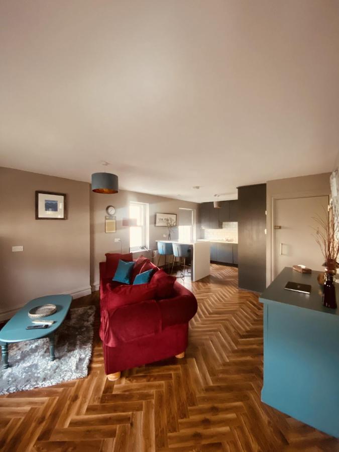 3 Bedroom Luxury Apartment Main Street كاشيل المظهر الخارجي الصورة